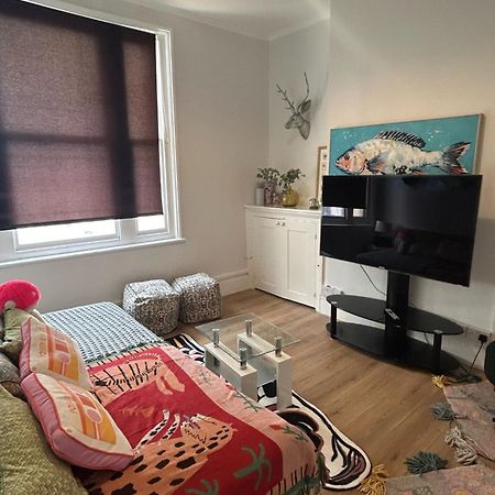 Bright Apartment In The Heart Of St Leonards Hastings Bagian luar foto